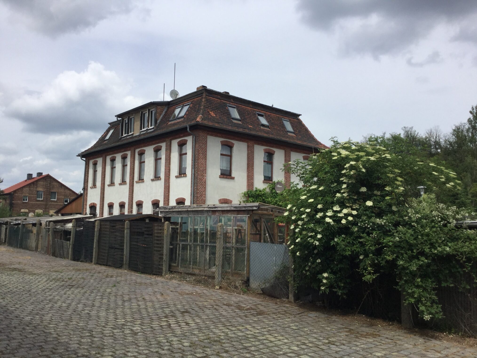 Der Osten - Entdecke, wo du lebst: Der Georgischacht Wansleben – ehemaliges Verwaltungsgebäude Gelände KZ Wansleben Der Osten - Entdecke, wo du lebst: Der Georgischacht Wansleben