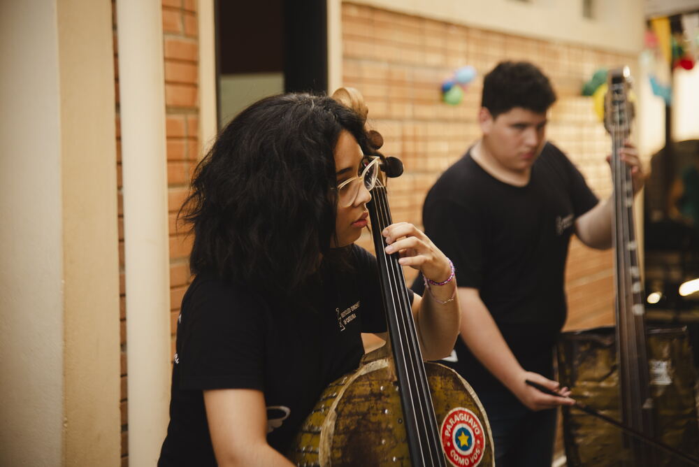 Cello aus einem Ölfass Ayelen spielt ihr Cello aus einem Ölfass