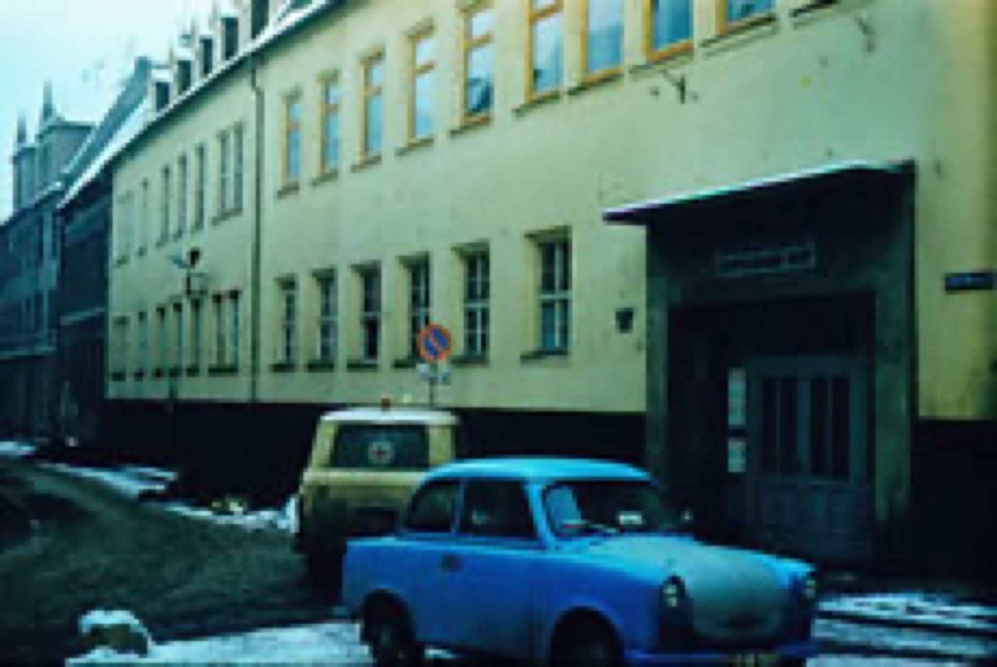 Exakt- Die Story: Peininger in weißen Kitteln – Poliklinik außen_DDR Exakt- Die Story: Peininger in weißen Kitteln